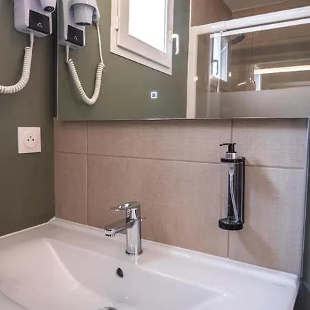 Logis Le Saint Pierre Hotel 3*